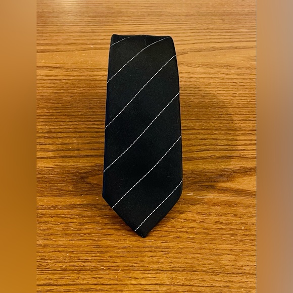 👔🔥 Skinny Black Tie With White Pinstripe - Picture 3 of 5